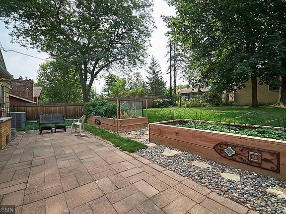 2nd image of 1040 Hyacinth Ave E