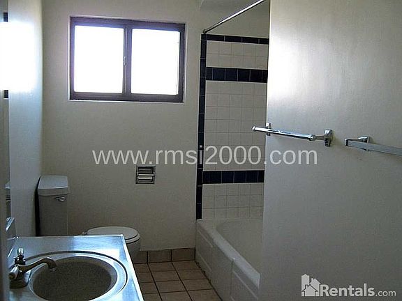 5th image of 629 Richmond Dr NE