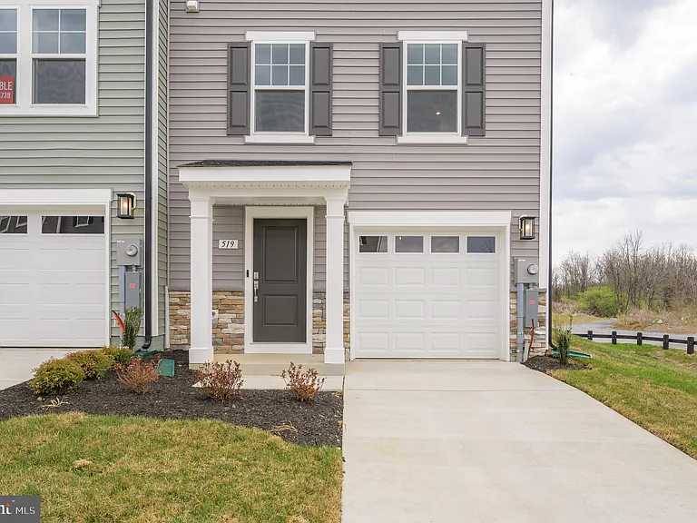 519 Fontana Cir — Photo 3