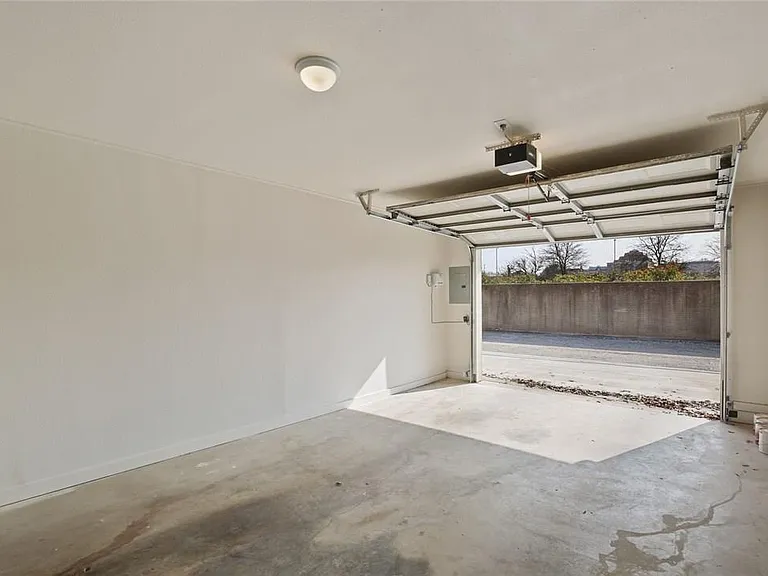 9015 Villa Park Cir — Photo 29