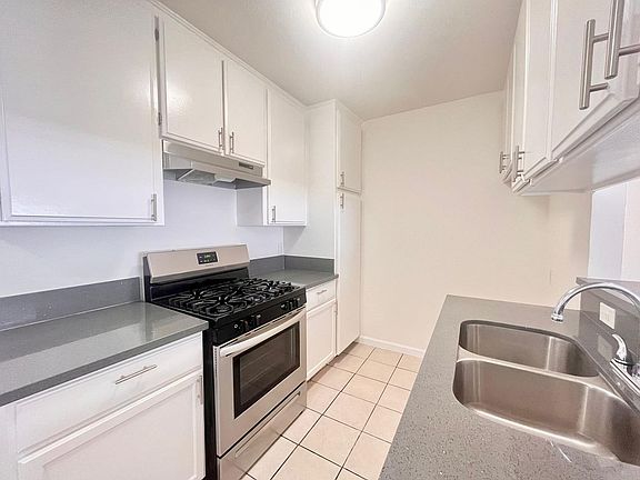 5th image of 14831 Delano St APT 7