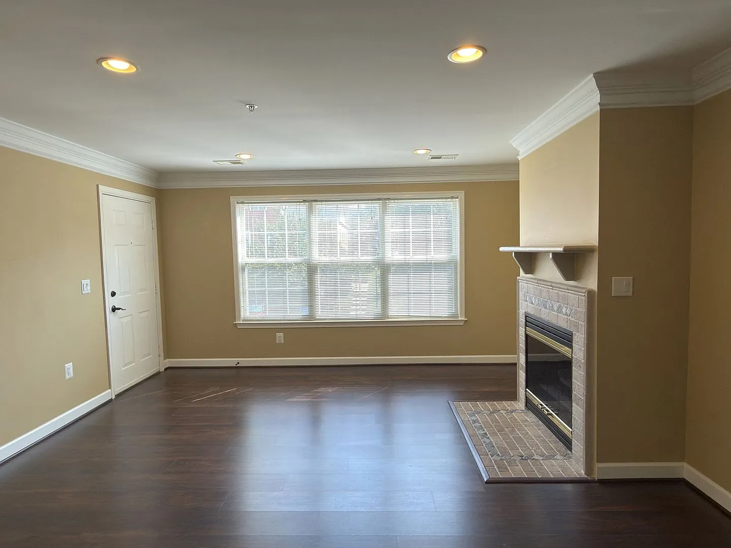 Light Filled 2 Bed 2 Bath Condo in Leesburg For Rent! — Photo 4
