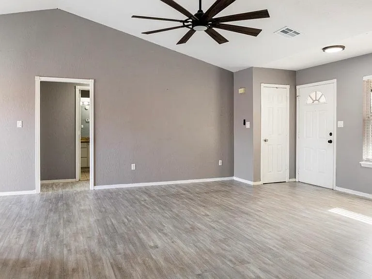 4303 SW Wolf St — Photo 5