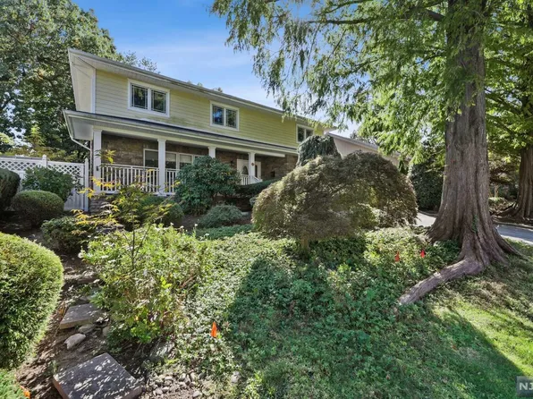 61 Ash St, Englewood Cliffs, NJ 07632