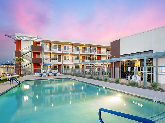 Pool at Streamliner 67th