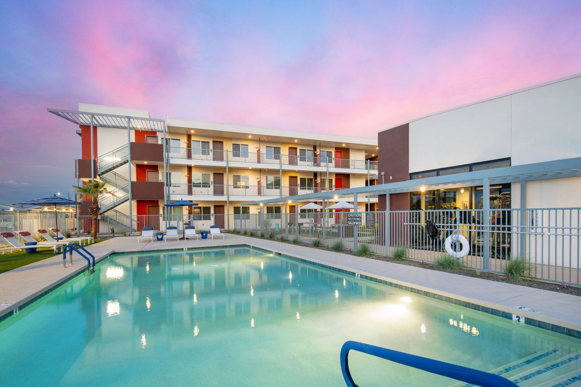 Pool at Streamliner 67th