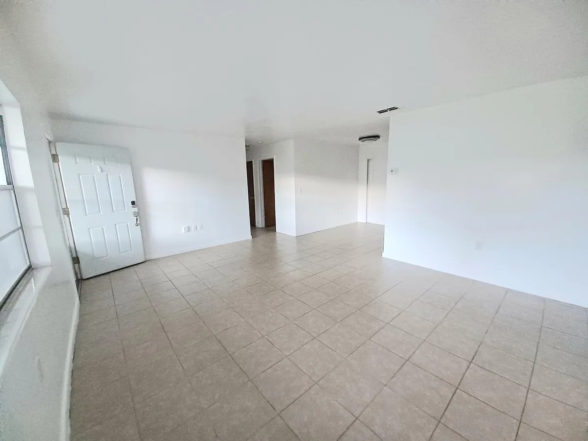 Living Room - 7 N Columbus St