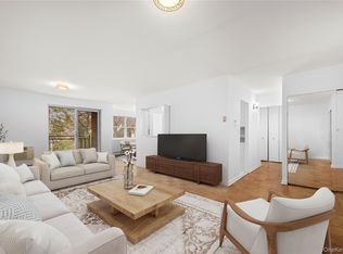 10 Ipswich Avenue #4M, Great Neck, NY 11021