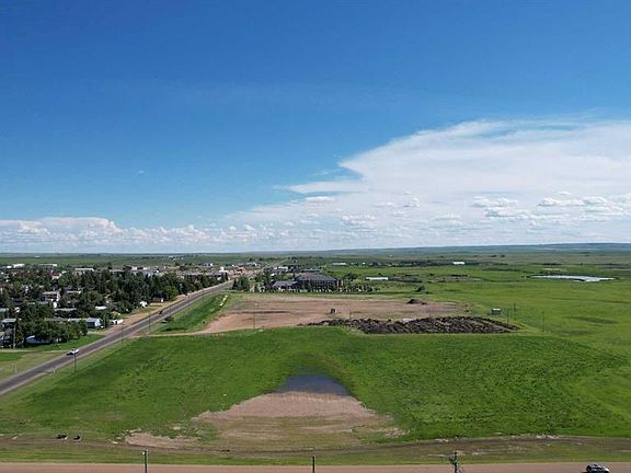 3rd image of 605 Palliser Trl