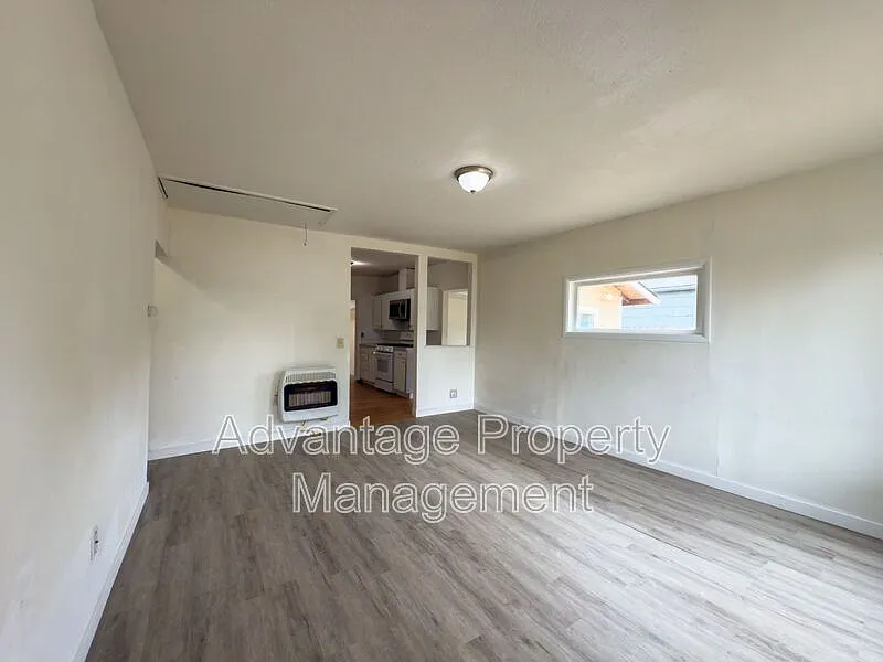 3 bed, 1.0 bath, 1237 sqft, $1,800 — Photo 2