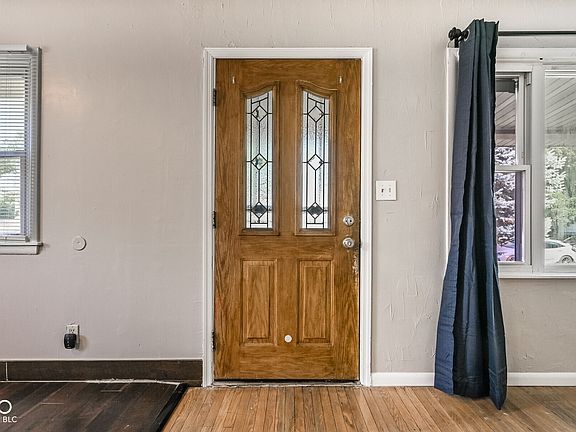 4th image of 1701 N Gladstone Ave