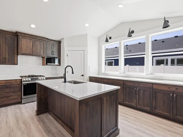 957 S Almond St, Nampa, ID 83686