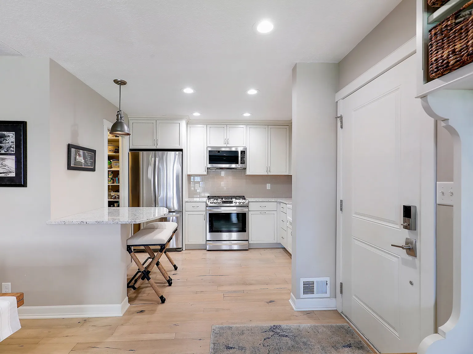 2 bed, 1050 sqft, $4,000 — Photo 3