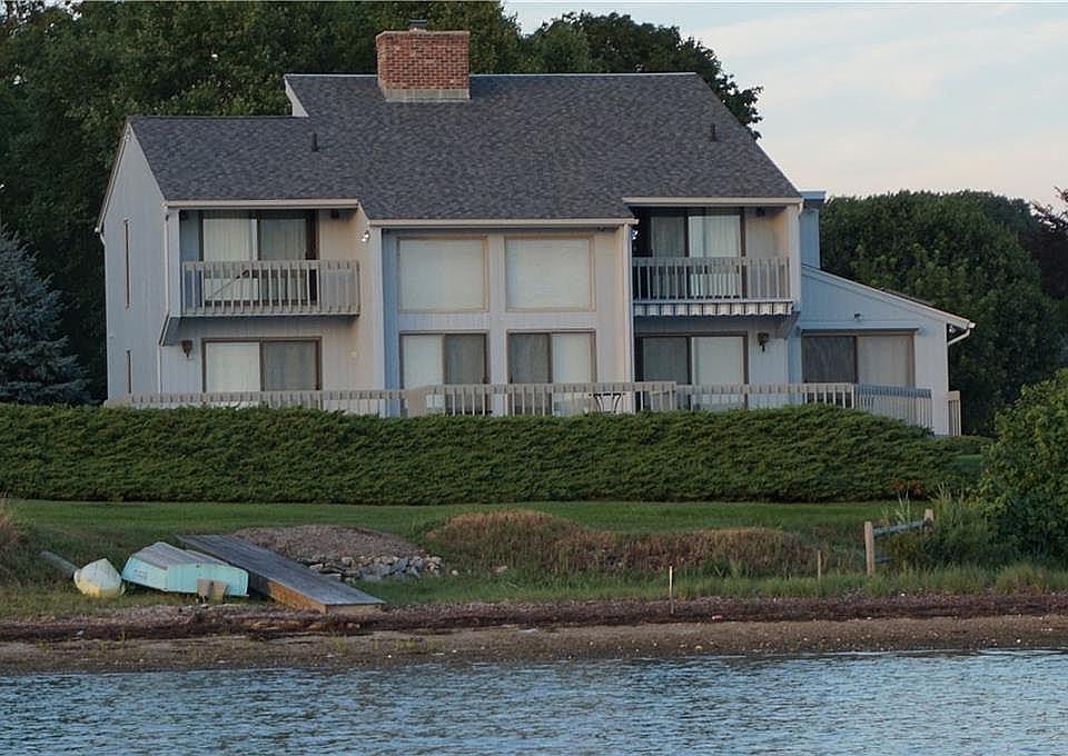 2nd image of 52 Niantic River Rd
