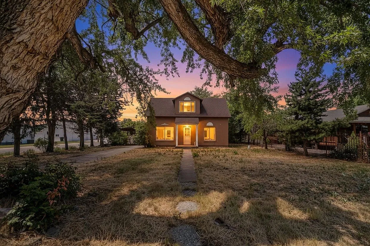 3 bed, 1.5 bath, 2051 sqft, $2,000 — Photo 1