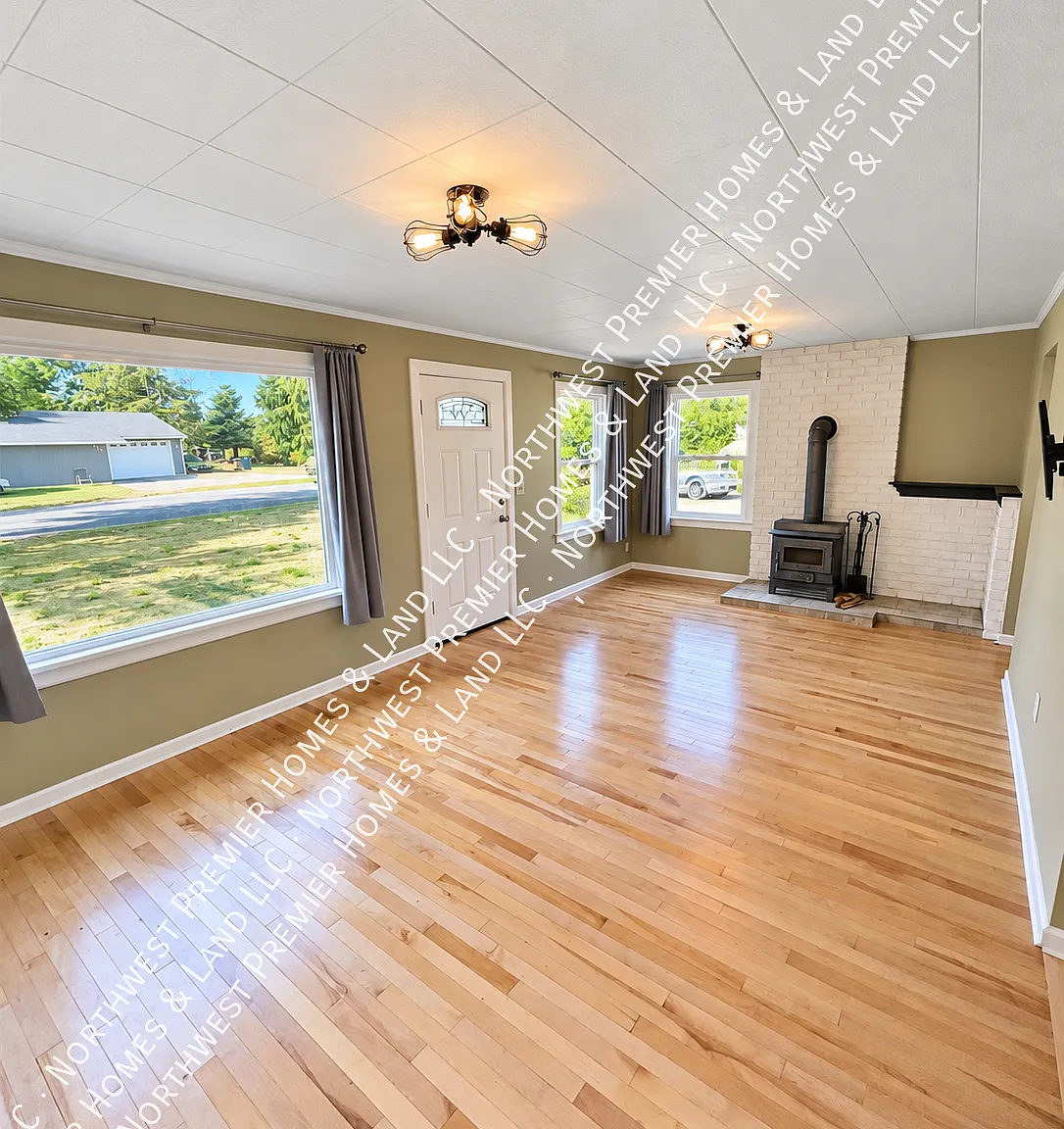 Updated 3 Bed in North Marysville | A/C + Fenced Yard + Garage — Photo 2