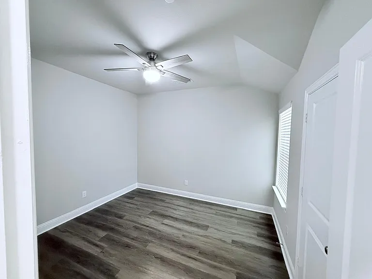 532 Hutchinson Ln — Photo 17