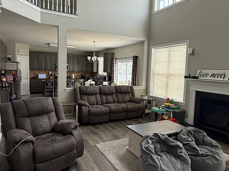 639 Bainbridge Dr — Photo 10