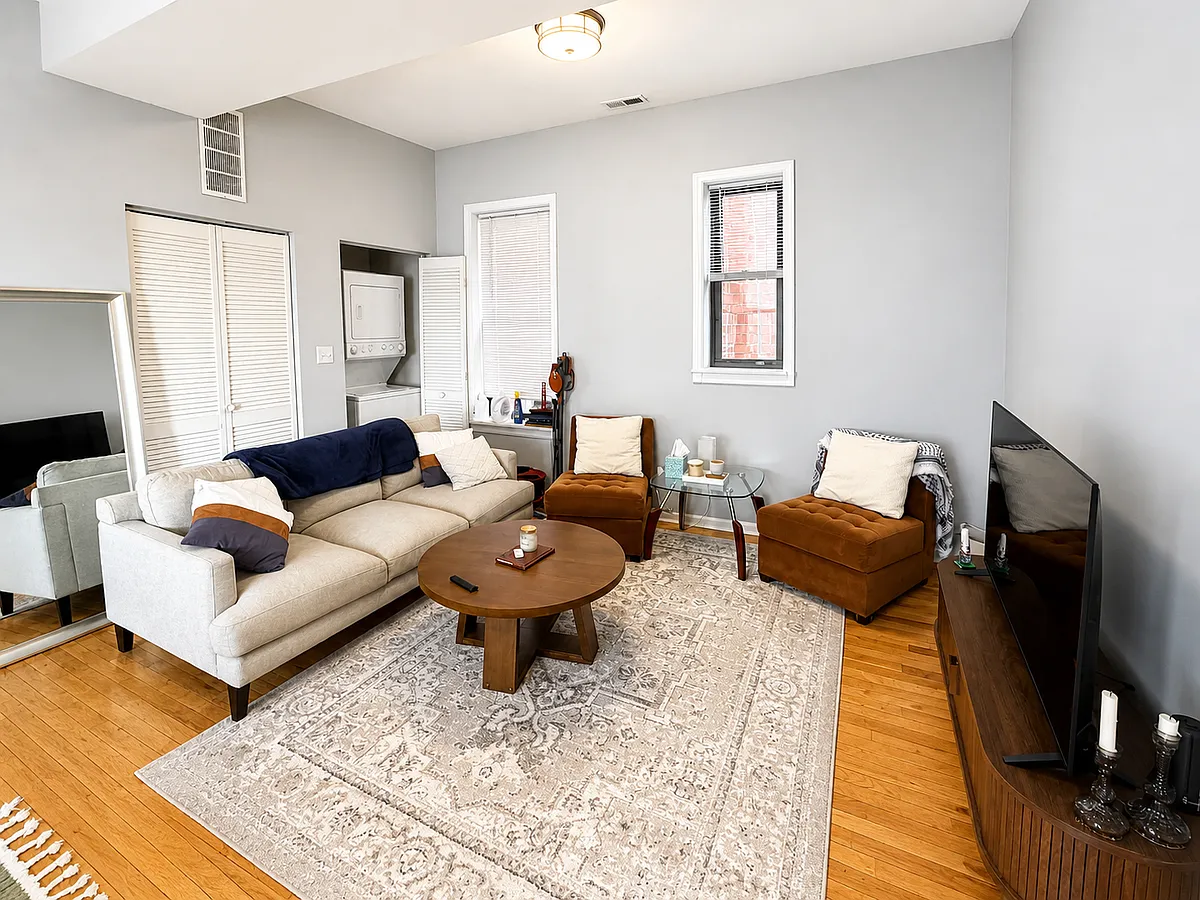 Living Room - 2315 N Leavitt St #2R