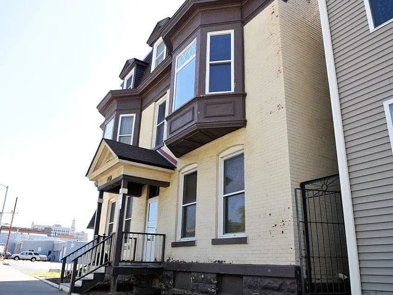 715 W 4th St #7 — Photo 1