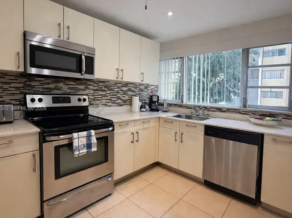 950 NE 199th St #2H, Miami, FL 33179