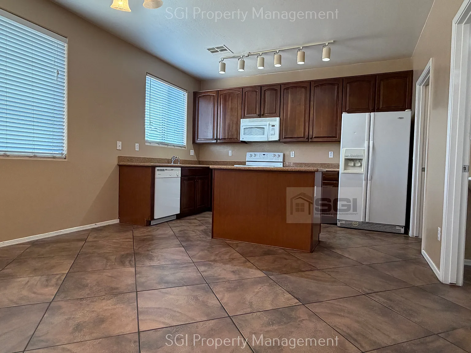 Beautiful 4 Bedroom Home! — Photo 4