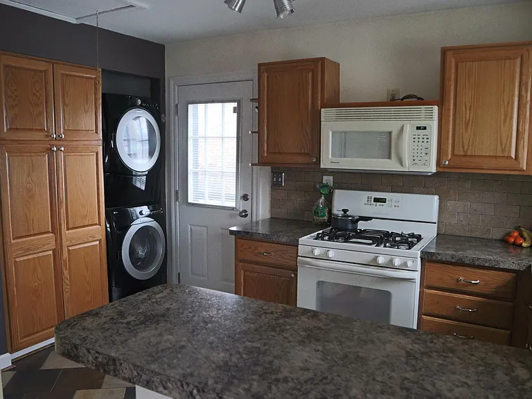 2904 Wolcott St — Photo 3