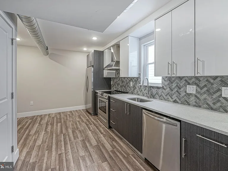 1070 N Front St #A — Photo 8