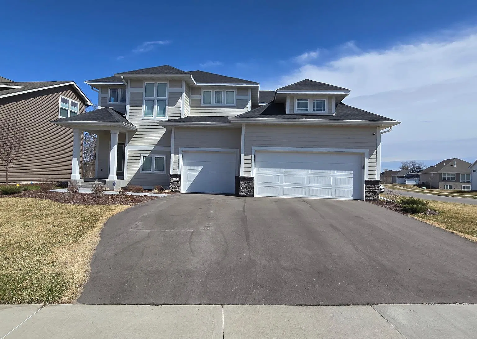 5 bed, 4.5 bath, 4279 sqft, $3,900 — Photo 2