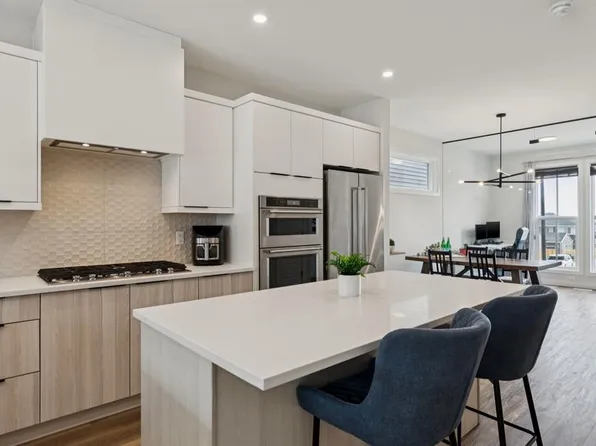 87 E Aquila Way NW, Calgary, AB T3R 1Z7