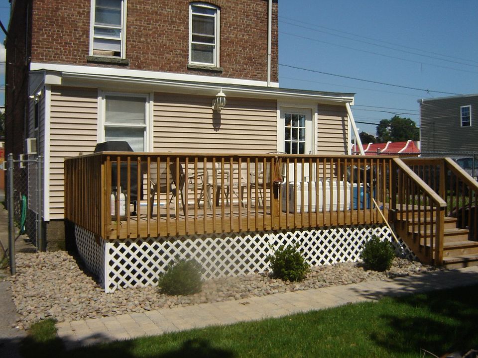 Rear deck/ yard