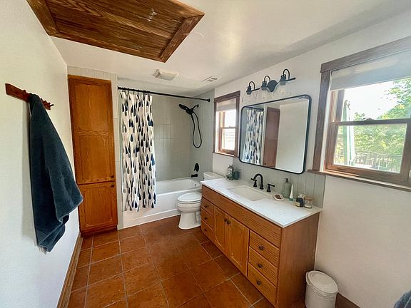 4th image of 1643 W Farragut Ave #2