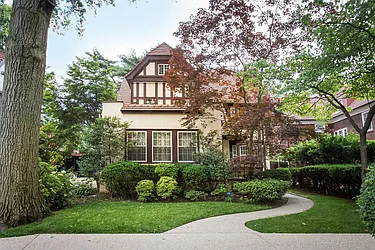 81 75 Road in Forest Hills