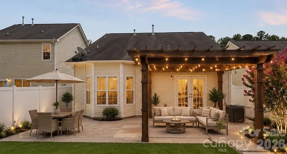 3 bed, 1362 sqft, $2,395 — Photo 2