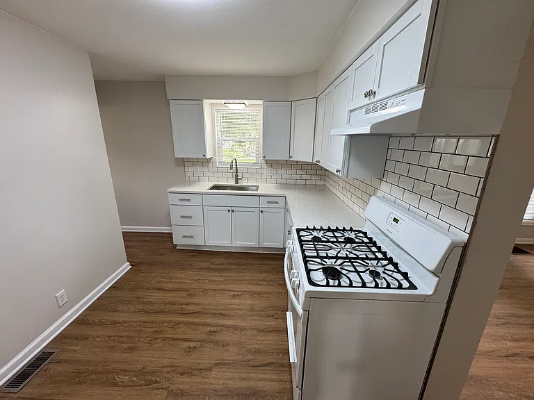 1108 S Bloomington St — Photo 10