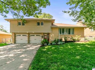 4472 Shady Lane Cir, Omaha, NE 68105