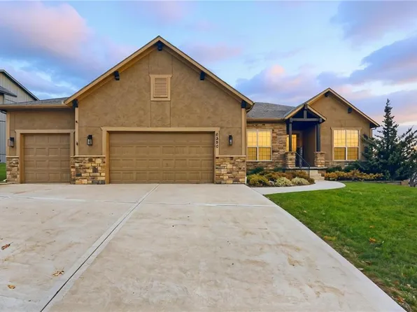 5920 S National Dr, Parkville, MO 64152