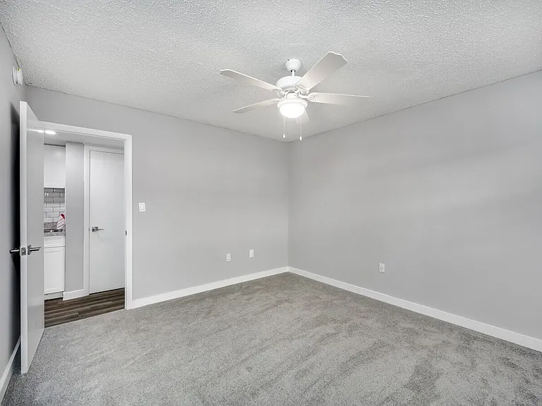 Greenbriar Villa Apartments — Photo 9