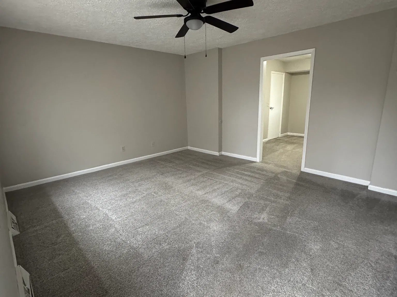 3 bed, 1000 sqft, $1,675 — Photo 2