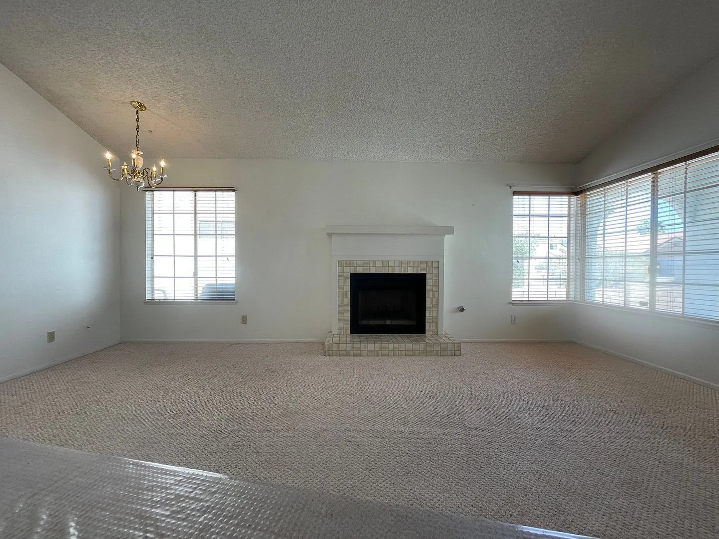 3 Bedroom House in The Lakes! — Photo 4