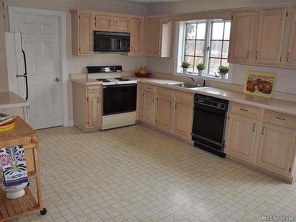 2nd image of 166 Huguenot St