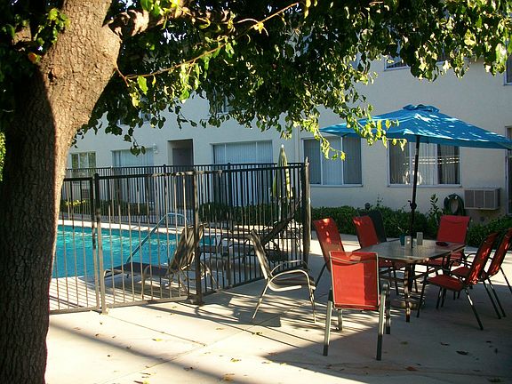 3rd image of 4421 Murietta Ave APT 4