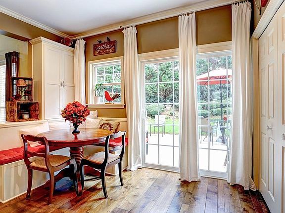 Breakfast nook to patio