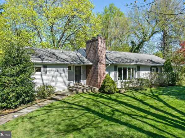 377 Red Fox Rd, Strafford, PA 19087