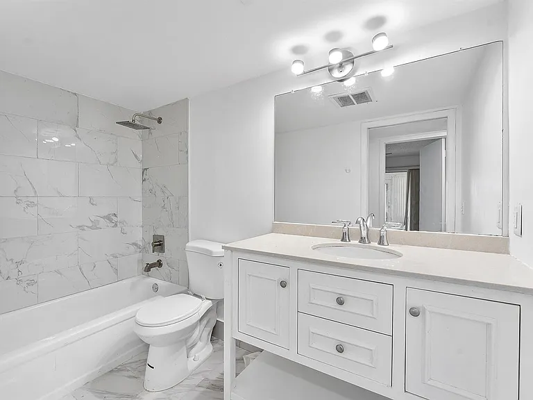 1052 Hythe Pl #C — Photo 7