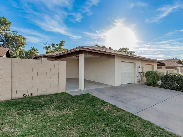 1949 E Inverness Cir — Photo 23