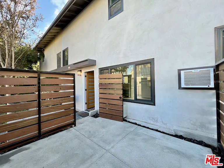 901 S Barrington Ave — Photo 24