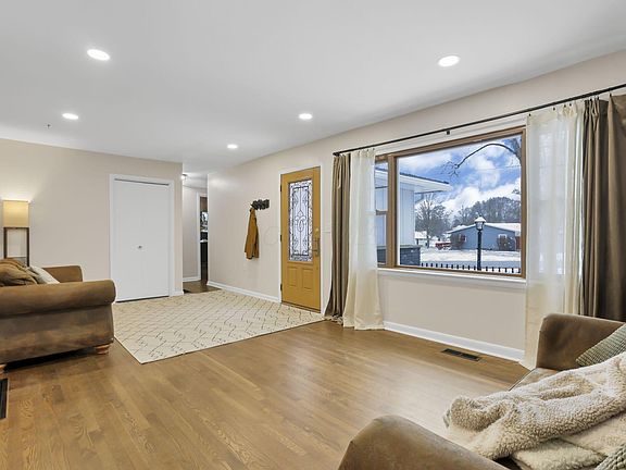5th image of 236 Elm Dr