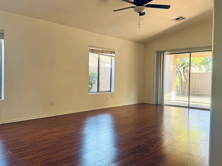 975 E Scott Ave — Photo 5