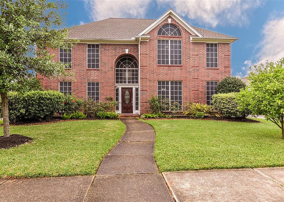 Beautiful Two Story in LAKE COVE!